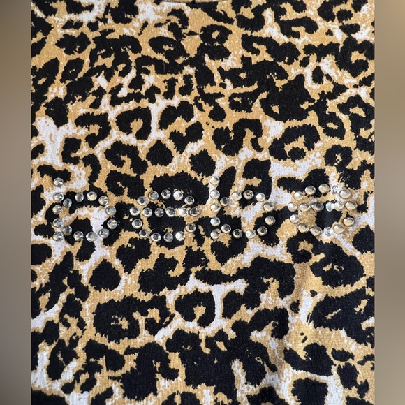 NWT Bebe fitted cut out shoulder crew neck top. Women’s S. Rhinestone design - Picture 3 of 7